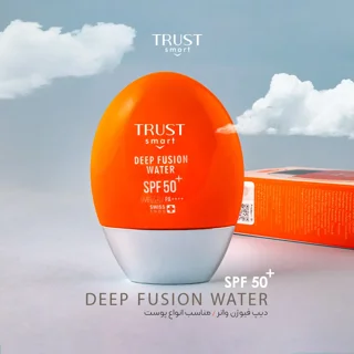 ضدآفتاب دیپ فیوژن واتر تراست اسمارت +SPF50 در پس‌زمینه آسمان