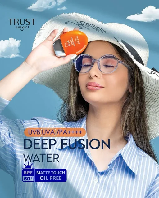 ضدآفتاب دیپ فیوژن واتر تراست اسمارت +SPF50 همراه مدل با کلاه آفتابی
