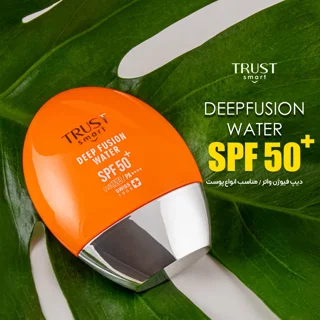 ضدآفتاب دیپ فیوژن واتر تراست اسمارت +SPF50 در کنار برگ سبز